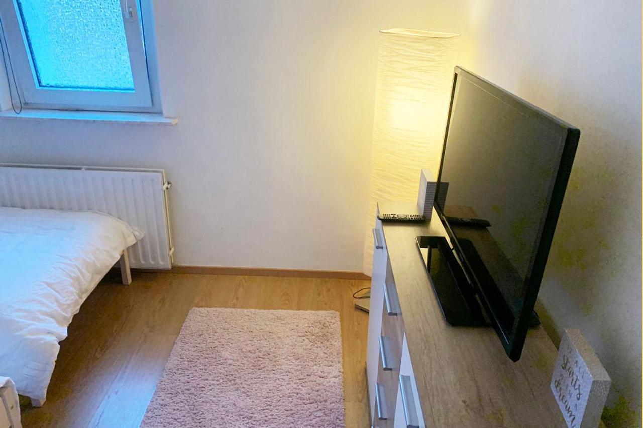 3 Bedroom Apartment In Leverkusen Bagian luar foto